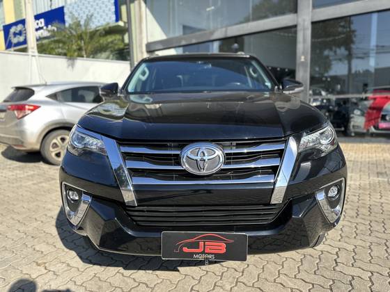 TOYOTA HILUX SW4 2.8 SRX 4X4 7 LUGARES 16V TURBO INTERCOOLER DIESEL 4P AUTOMÁTICO TOYOTA HILUX SW4 2.8 SRX 4X4 7 LUGARES 16V TURBO INTERCOOLER DIESEL 4P AUTOMÁTICO